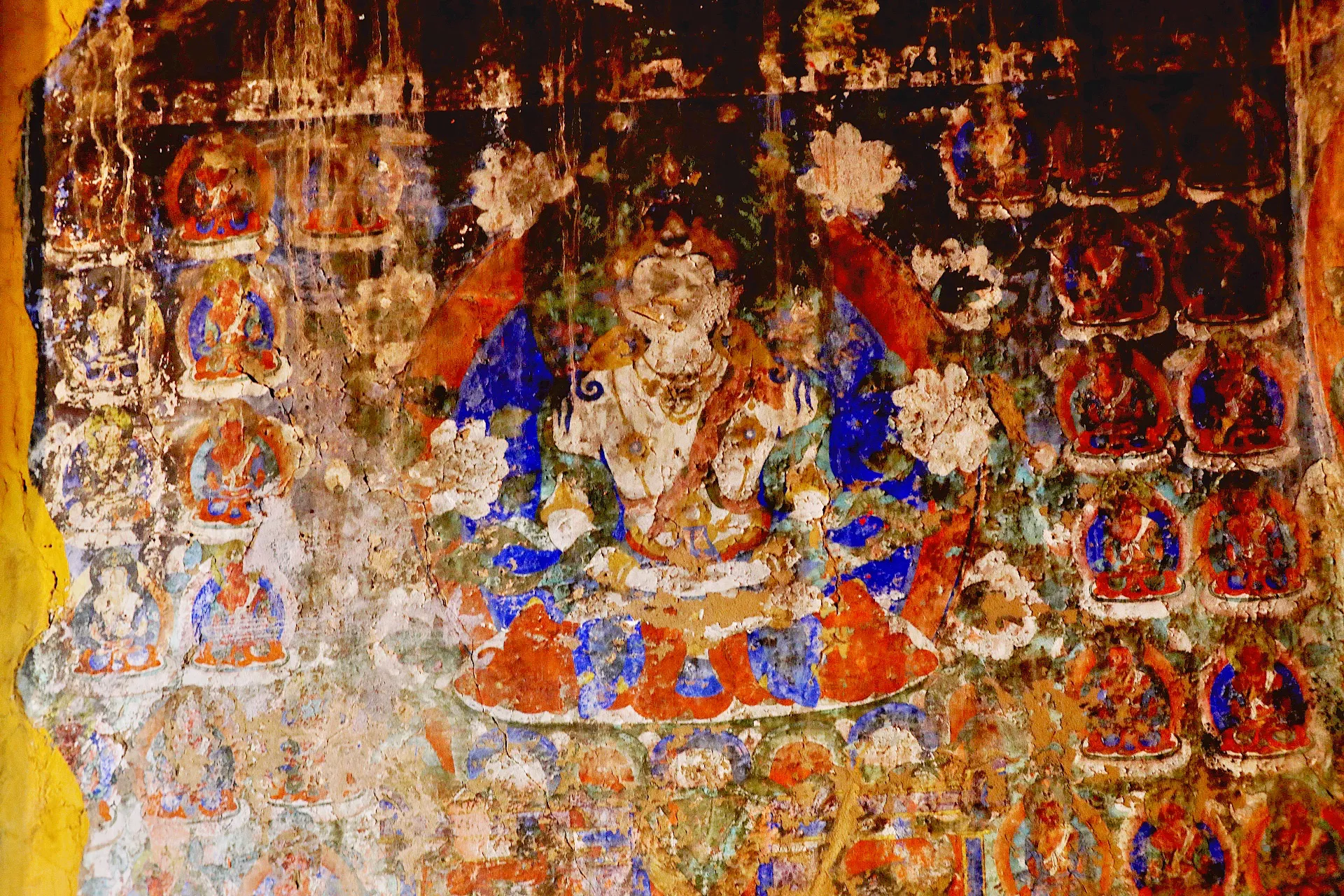 在藏区，佛寺是当地文化艺术历史的集大成者,每次来日喀则地区