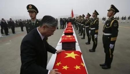 在所有国旗升降的地方，天安门广场最为瞩目，每天早晨天安门前升旗的国旗都是崭新的