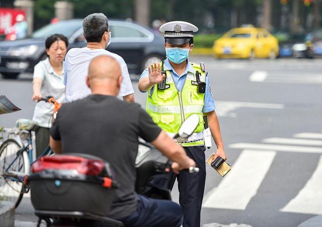 C1駕駛證不能駕駛4類車輛，包括摩托車，查到會被扣12分罰2000元