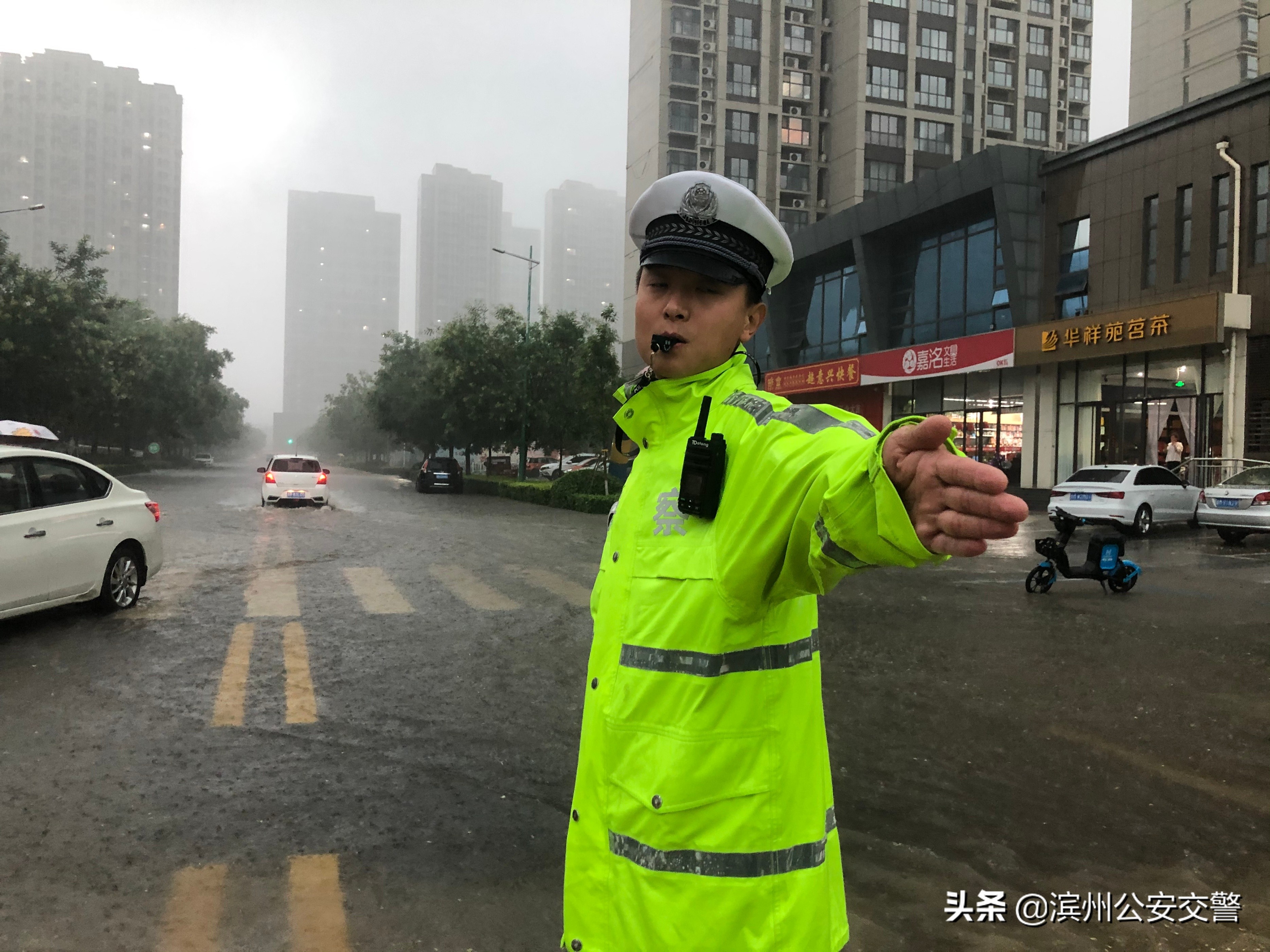 从黑夜到黎明 滨州交警严防死守应对暴雨恶劣天气