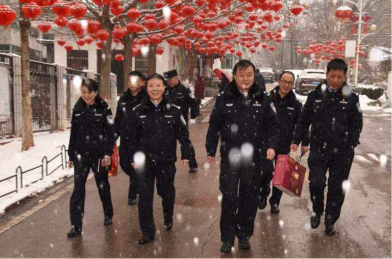 风雪无阻送真情 深切关怀暖人心——陕西省崔家沟监狱开展新春走访慰问系列活动