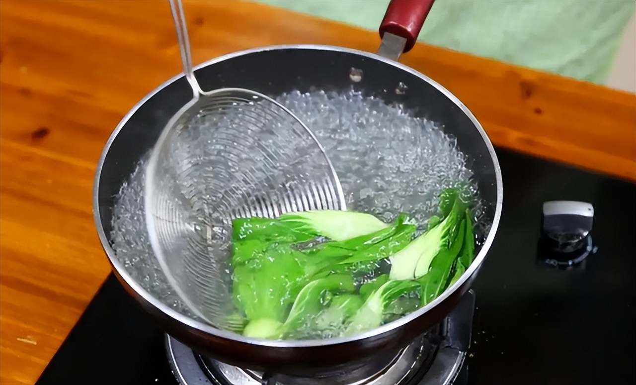 医生：这7类蔬菜或自带“毒素”，吃前尽量焯水，再懒也不能忽视