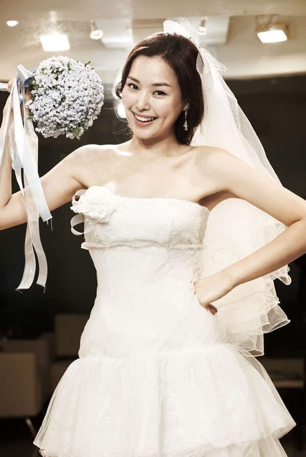 李荷妮今日宣布结婚圈外男友认爱1个月就晋升老公