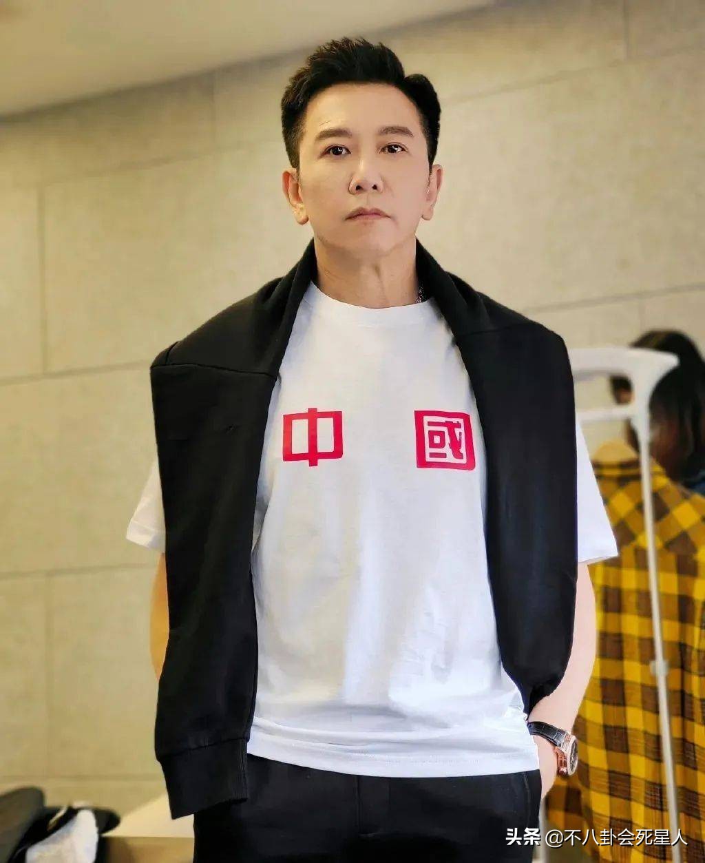 落魄商演，千元付费聊天，这些港星在内地表面缺钱，实际身家不菲