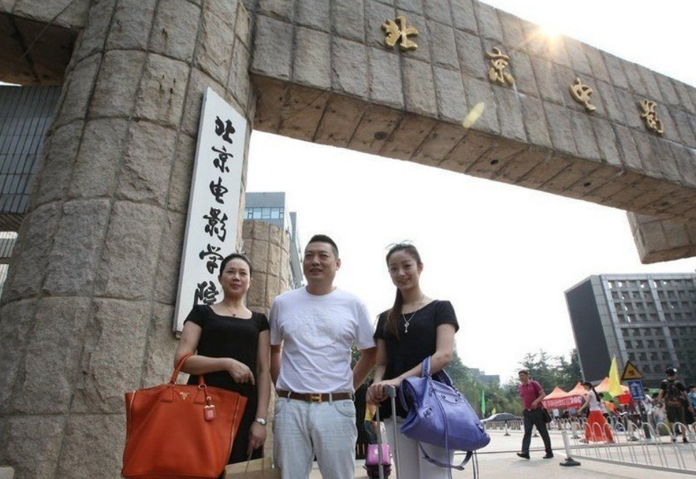 大学里很“烧钱”的4类专业，家里没矿最好别报，未来就业很困难