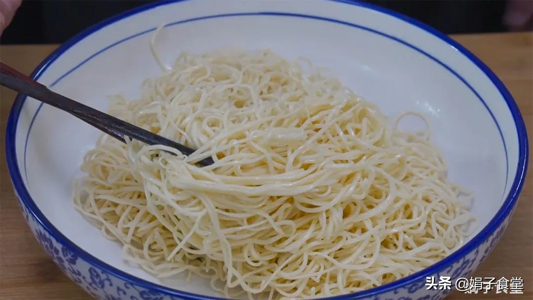 面条别水煮，放锅里简单一蒸，筋道、爽滑、入味，一次3碗吃不够