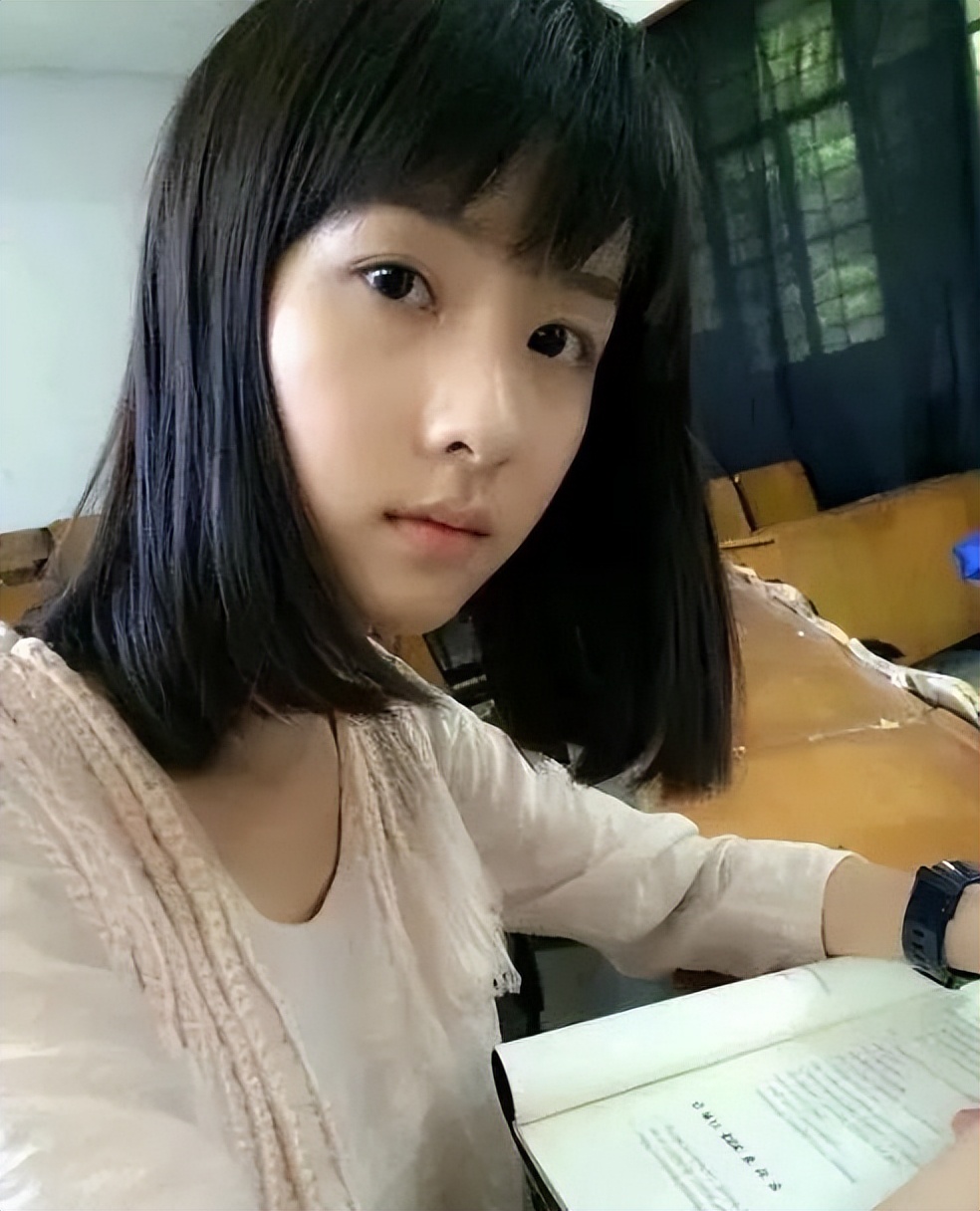 "娱圈学霸"陈都灵：素颜证件照打败章泽天，挤掉杨紫出演女主角