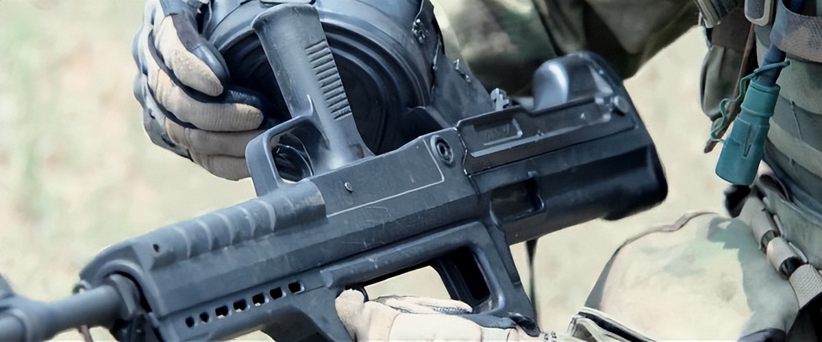 吴京硬汉枪战动作片《战狼》武器解析盘点