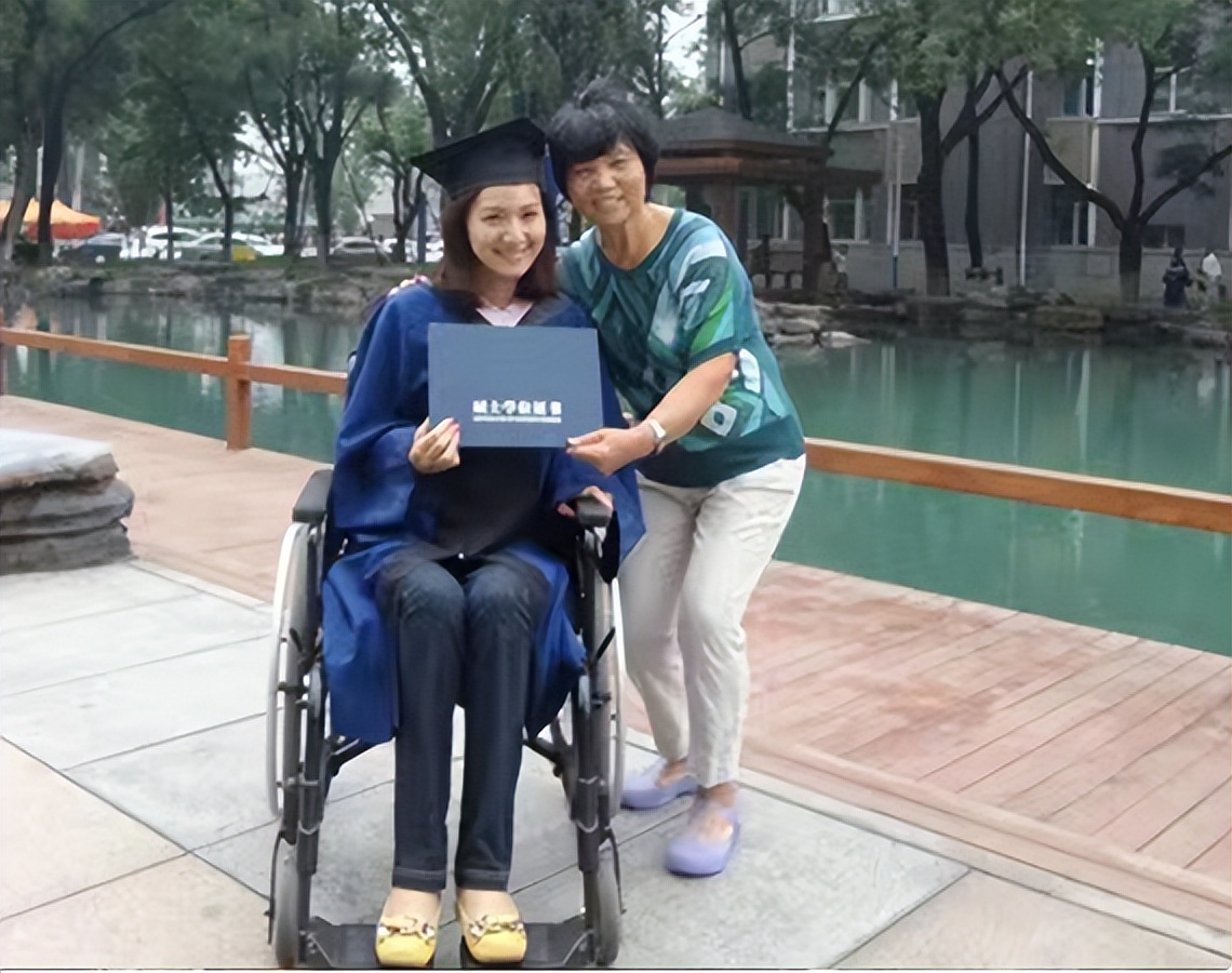 她，前湖南台一姐，22岁全身瘫痪，何炅为她募捐，今43岁无人娶？