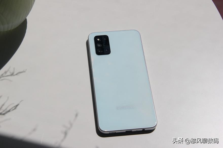 三星Galaxy F52：从1999跌至1299，降700只为增销量