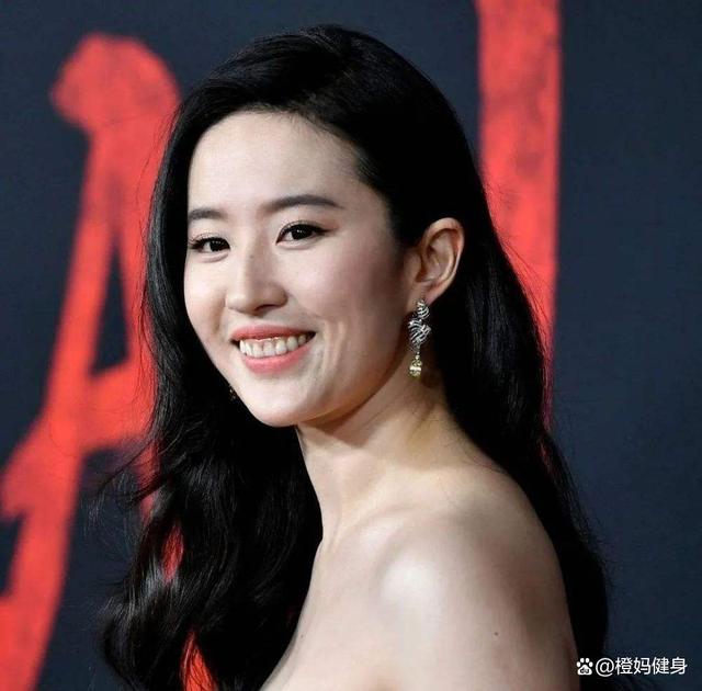 《梦华录》中为什么赵盼儿为什么总拿着扇子呢？