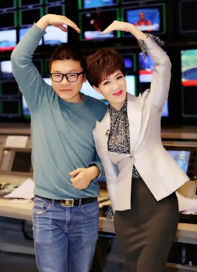 48岁央视主持李文静，戴假发10多年，与老公一直坚持成为丁克一族