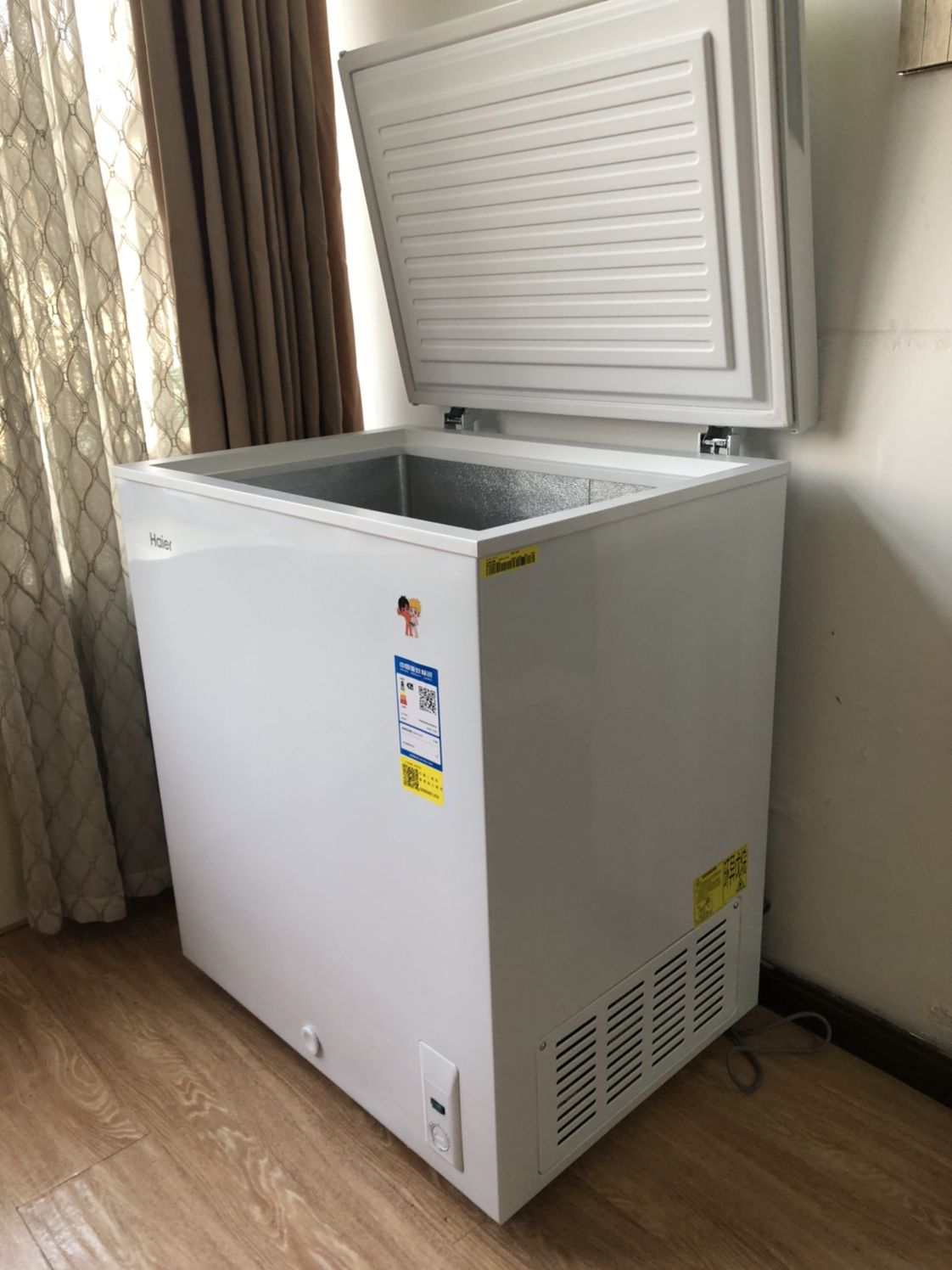 常见的家用冰柜款式有卧式冰柜(顶部开门的)以及立式冰柜(侧开门的).