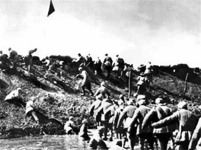 八宝山的一座无名墓，上级沉默40年后揭开其身份，全军敬礼