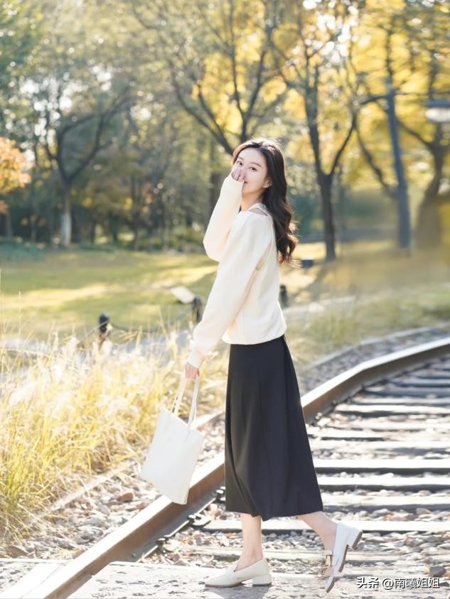 入秋后才发现：不流行靴子了！满大街都在穿“乐福鞋”，洋气百搭