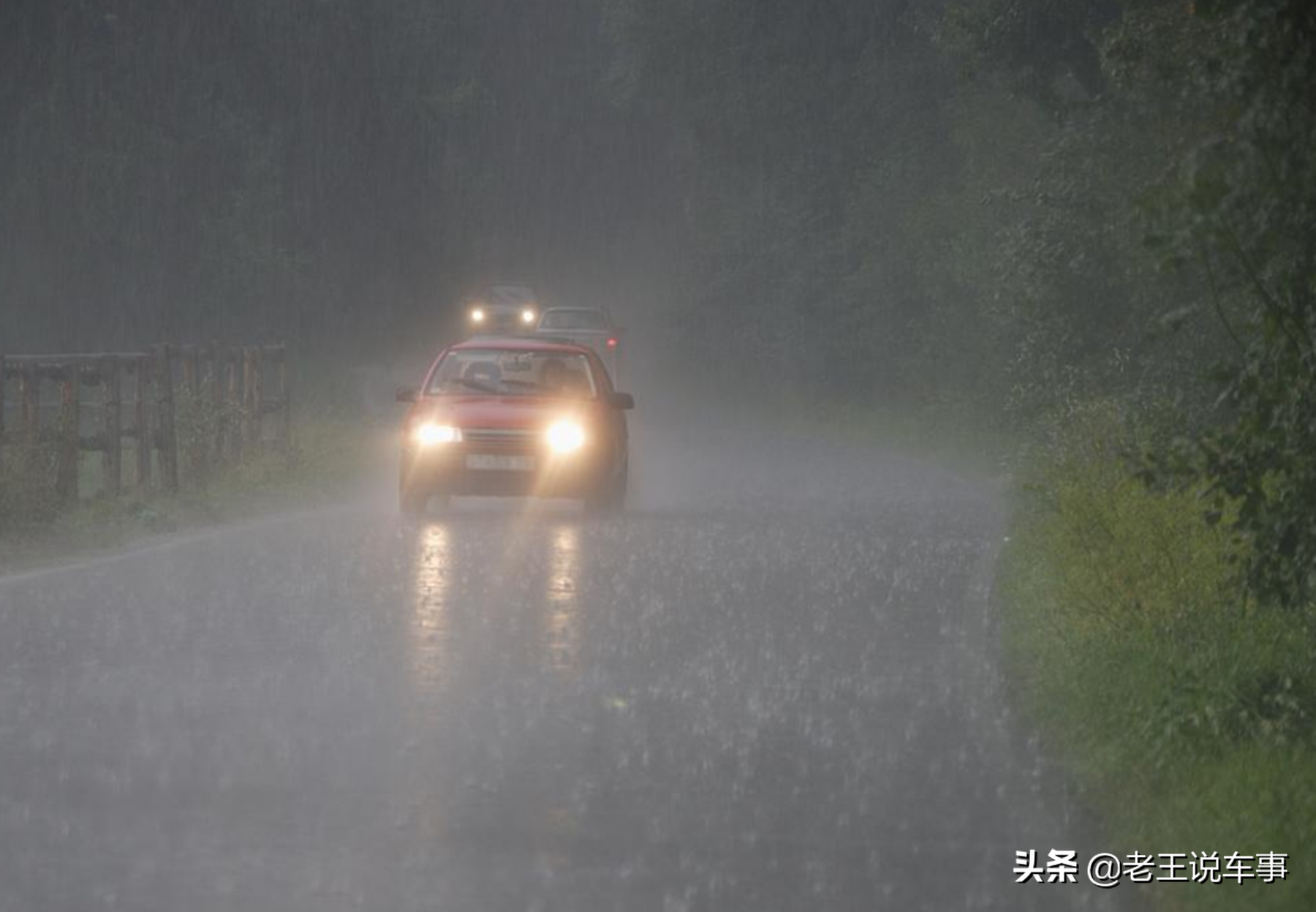 高速公路行駛，突遇暴雨可以靠邊停車嗎？交警給出正確答案