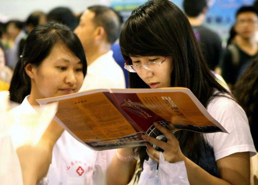 适合女生报考的4个专业，工作稳定且社会地位高，22届考生可参考