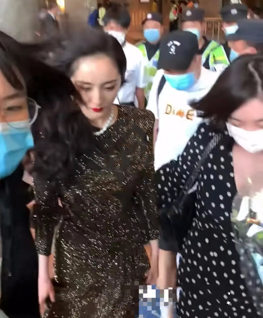 女人到了中年不能“秃顶”，看张钧甯、杨幂，影响颜值还显年龄