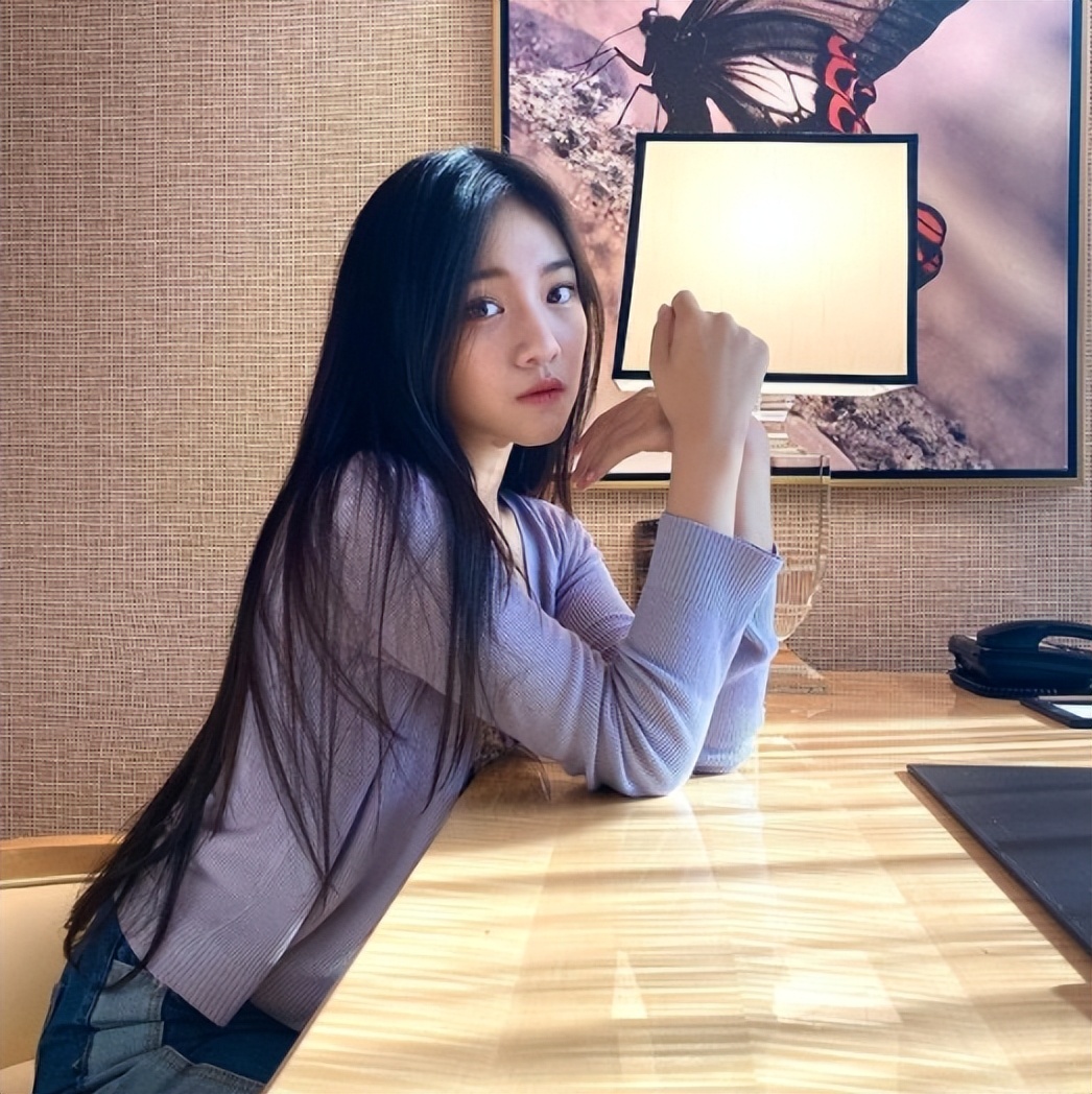 李㼈18岁的女儿李紫嫣高中毕业了，仙气照曝光粉丝都直呼好漂亮