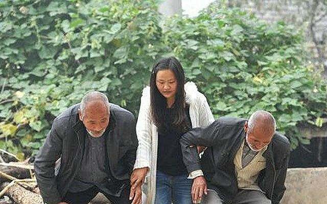 安徽光棍兄弟收养弃婴，给拖拉机装土赚奶粉钱，34年后女婴成教师