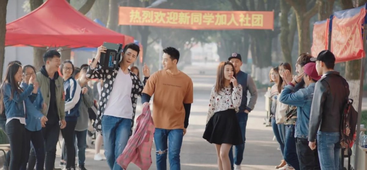 智能时代，“00后”新生入学情景比想象精彩