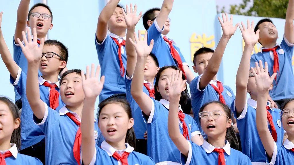 成都市双流区棠湖小学举行“5.25 我爱我”心理健康专题升旗仪式