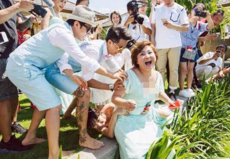 让人舔脚趾，当众凌辱学员，盘点那些令你难以想象的明星恶臭行为