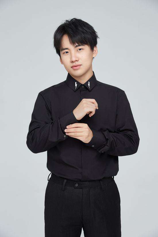 郭德纲自然也会告诉儿子读书的重要性,作为德云社少东家,郭麒麟读书