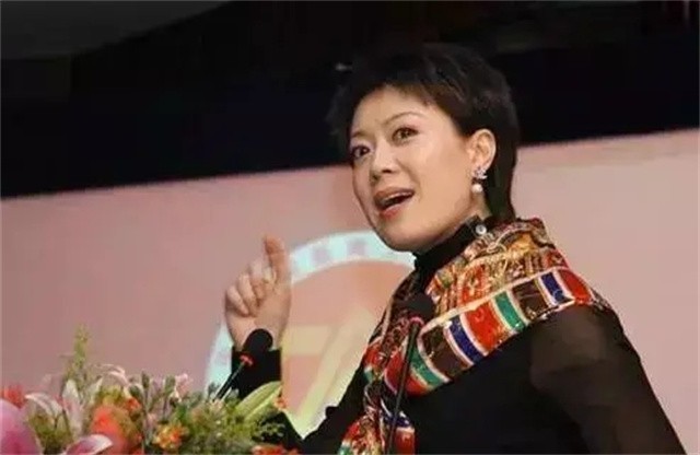 48岁央视主持李文静，戴假发10多年，与老公一直坚持成为丁克一族