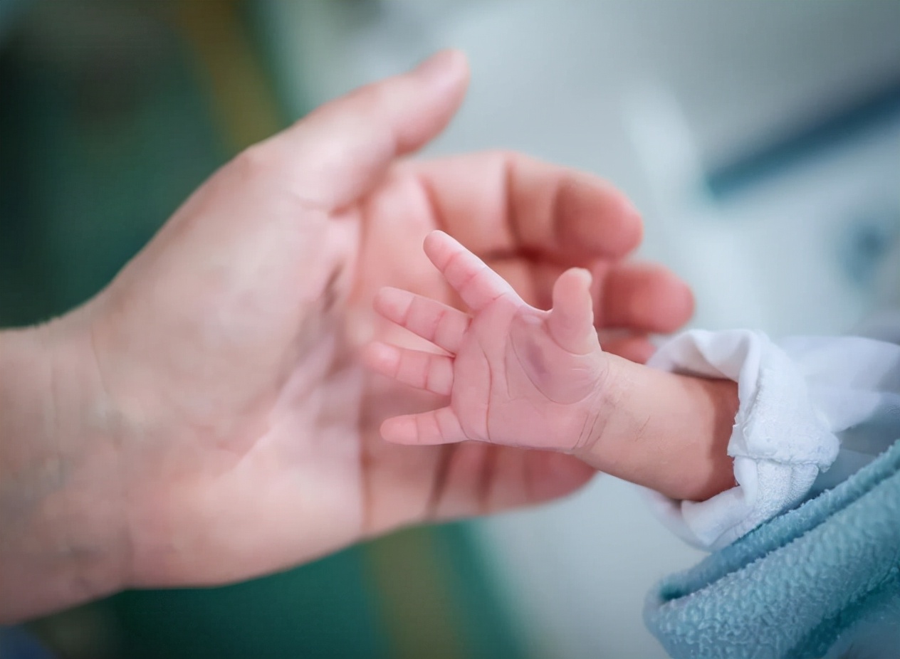 新生婴儿哭闹不止的八大原因（新生儿在产房大哭不止）