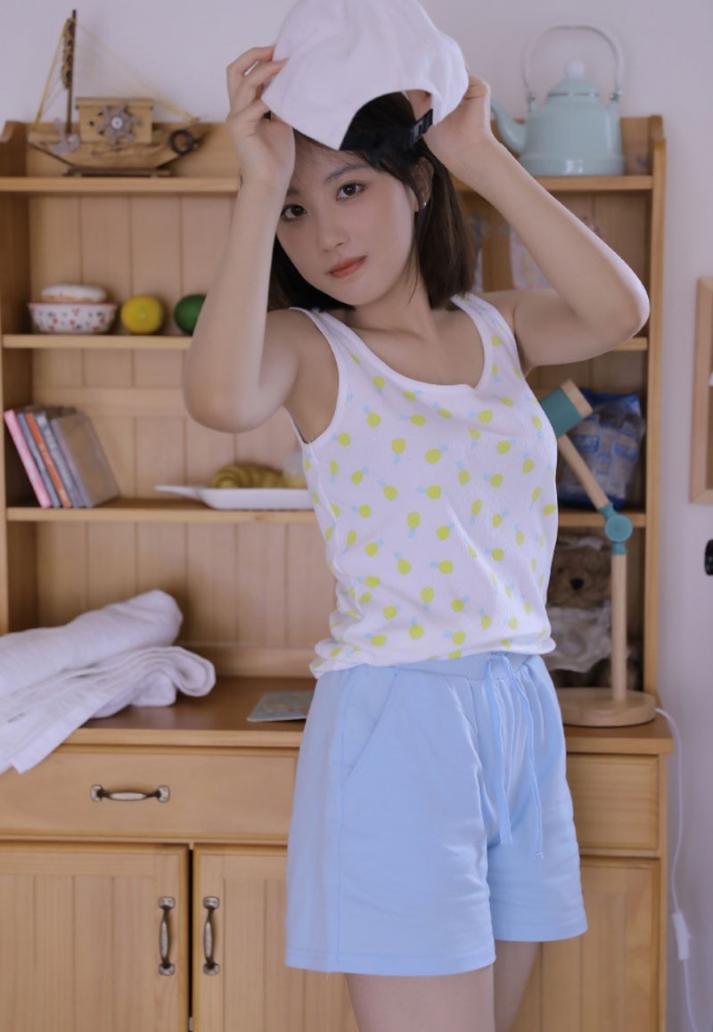 圆脸小姐姐 背心短裤穿搭 尽显青春活力