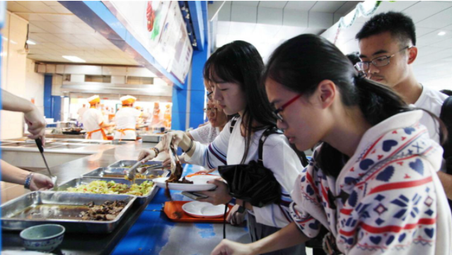 “大学生生活费”引发关注，调查数据显示真相，让家长看到标准