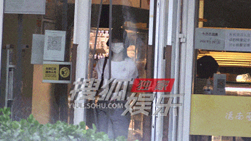 独家：赵粤王艺瑾下班素颜逛街 一起逛超市到天黑