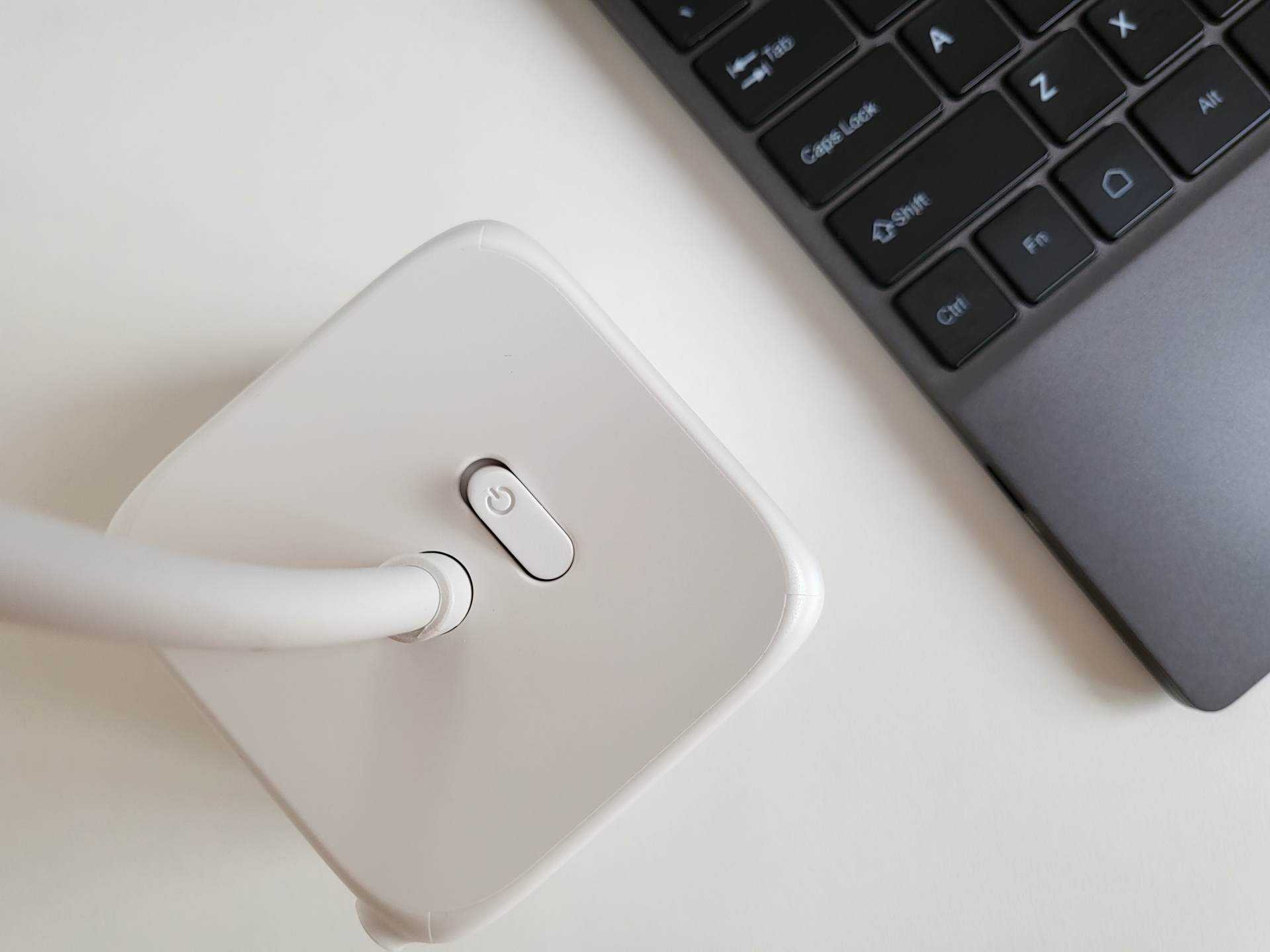 电子设备多，桌面杂乱无章，数码博主用绿联65W智充魔盒轻松搞定