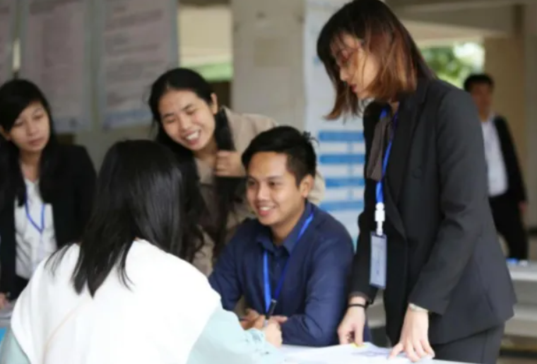 上海老师晒“工资单”，与农村地区形成鲜明对比，没对比就没差距