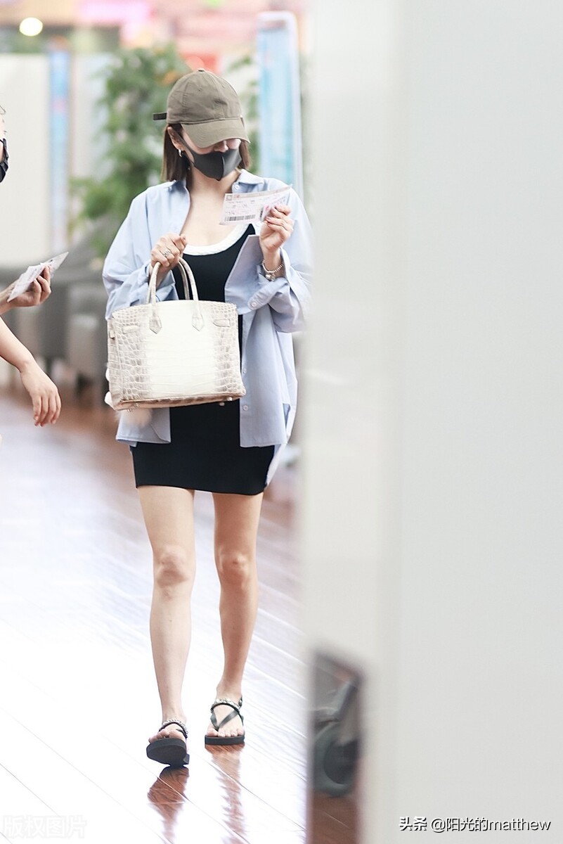 街拍：张雨绮黑色连衣裙+蓝色衬衫+手袋简约休闲