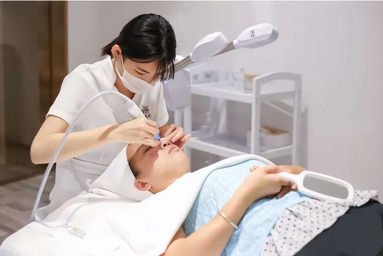 美容院做脸一般多少钱(美容院做一次毛孔深层清洁几百块到底值不值)