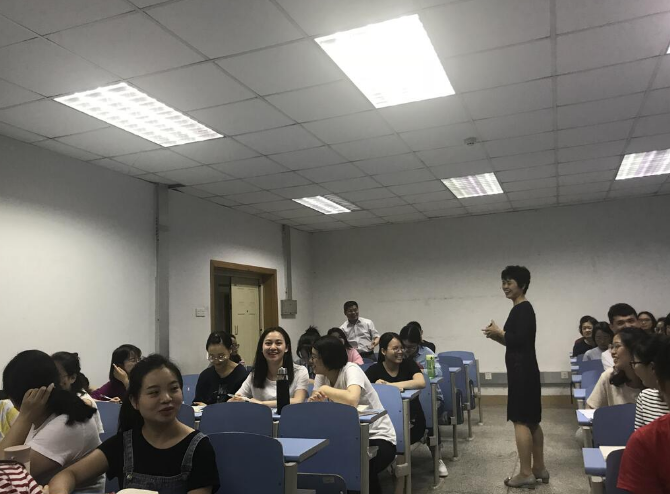 北大韦东奕坦言，自己讲得不太好中期还有退课的，还谦虚总结原因