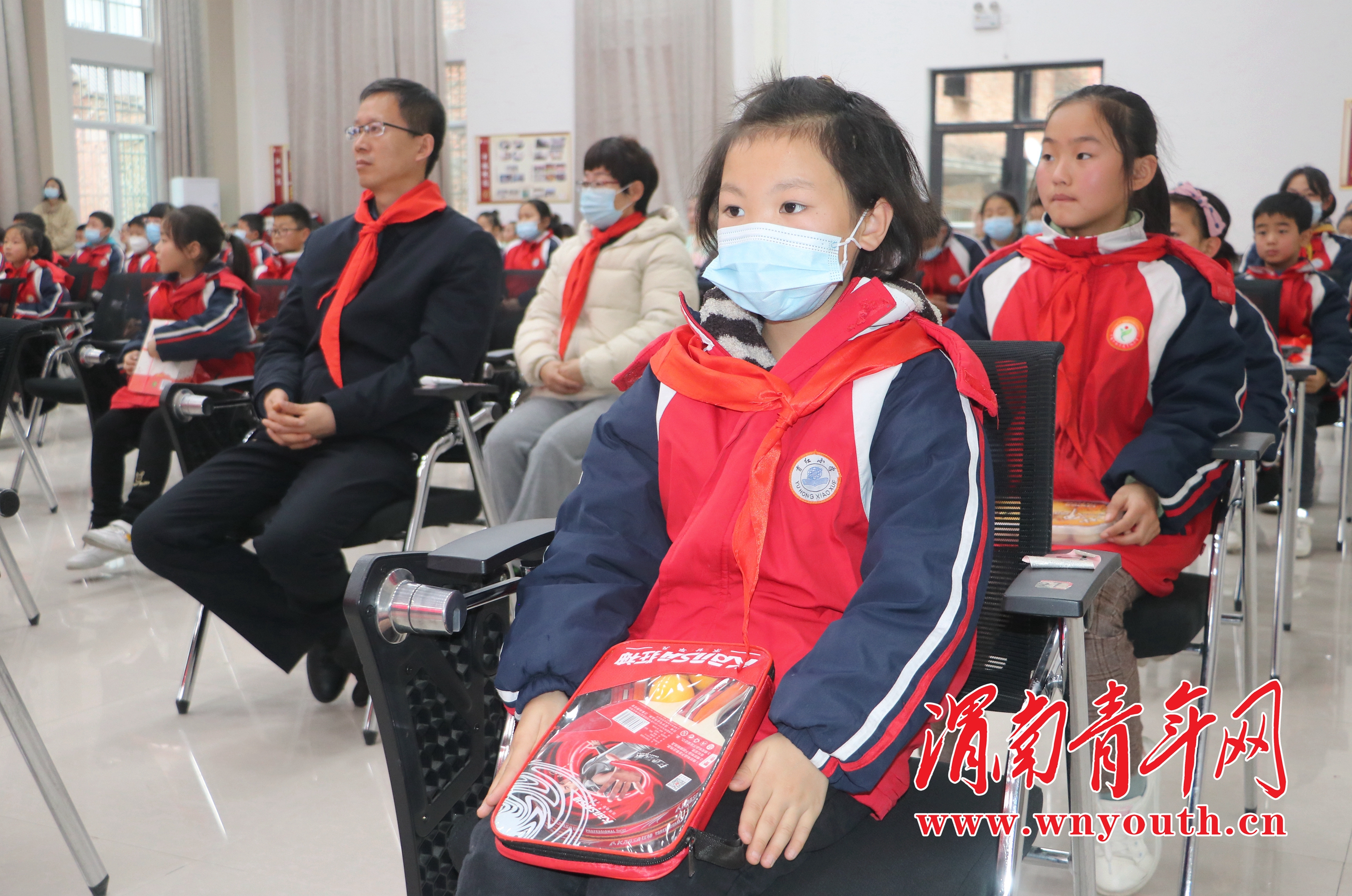 臨渭區(qū)育紅小學(xué)開(kāi)展“暖冬行 傳遞愛(ài)”(圖22) 臨渭區(qū)育紅小學(xué)開(kāi)展“暖冬行 傳遞愛(ài)”(圖22)