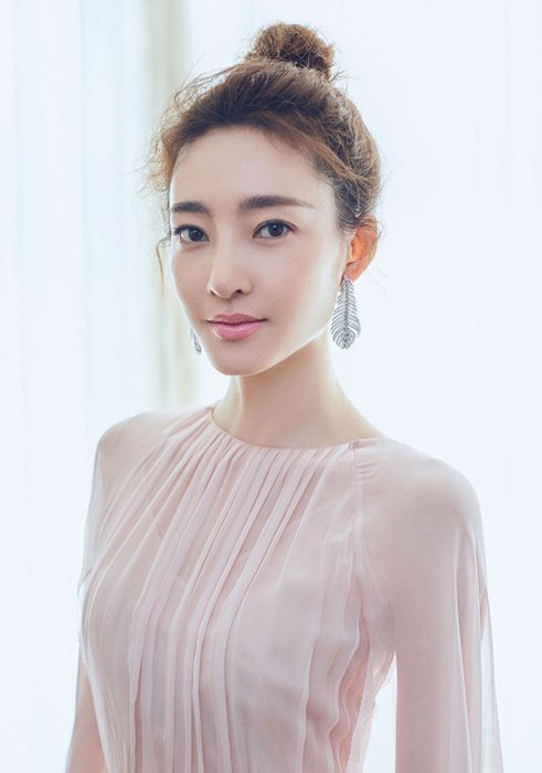 王丽坤粉色长裙造型 优雅轻灵英气十足
