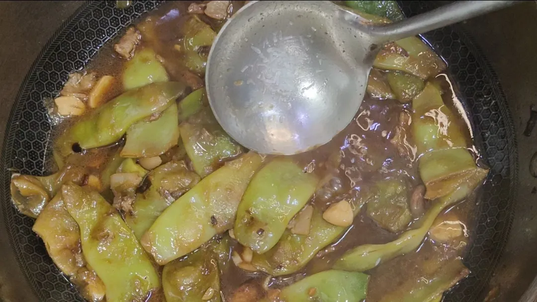 焖油豆角各种做法(大家好，我是洋哥,今天我们做一个酱焖油豆角，不用过油)