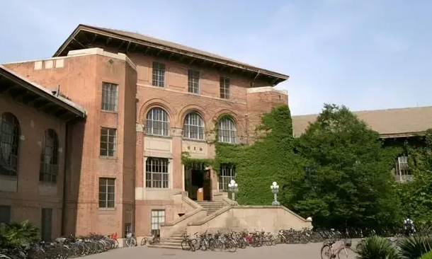 清华教室的实拍图，揭露与普通学校区别，但却被批评“没素质”