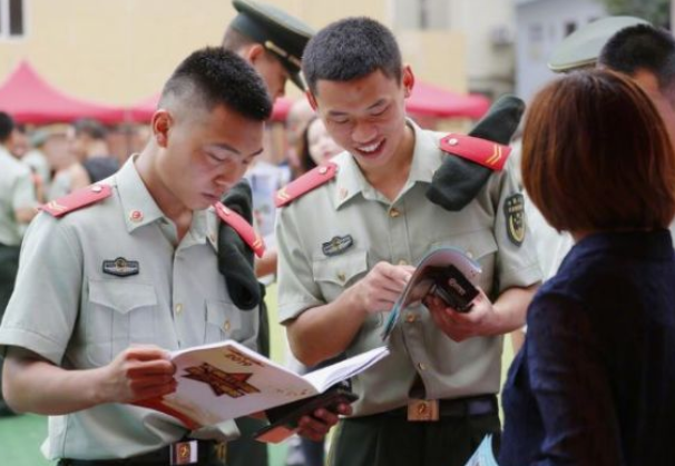 大学生迎好消息，可以“带编入伍”，退伍后直接到事业单位上班