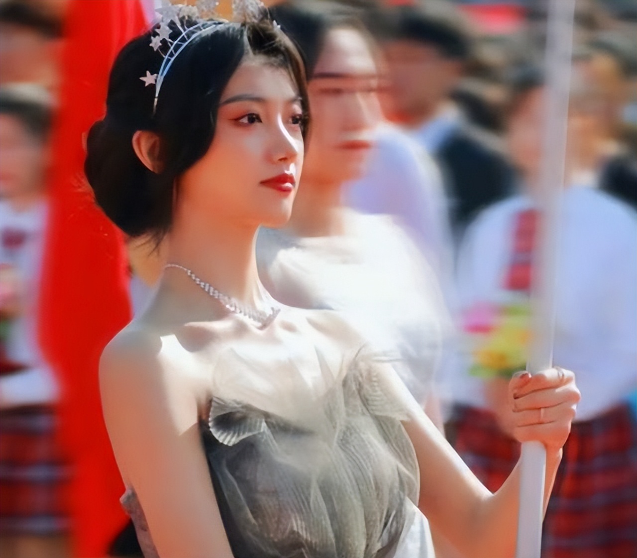 高三举牌女生火了，面容甜美神似四千年美女，评论区却满满恶意