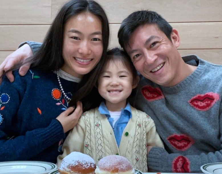 陈冠希父亲节与李灿森聚会心情好，开心晒女儿的礼物，称心融化了