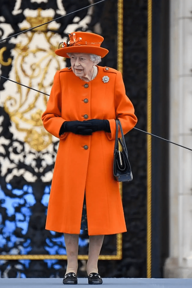 安德鲁被剥夺王室头衔和军衔，永远不能回归；95岁英女王给力