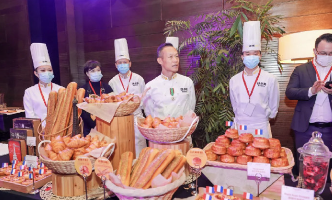 蓝带国际学院（妻子是央视制作人）