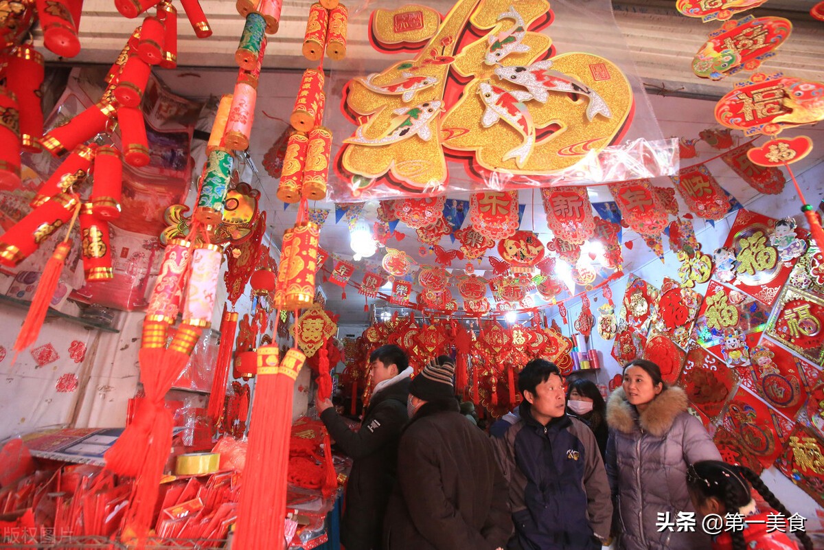 大年三十餐桌上的五道美味佳肴，手巧厨艺更添节日喜庆氛围。