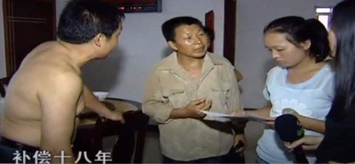 2017年，养女高考金榜题名后瞒着养父，和丢弃她的有钱爸爸相认