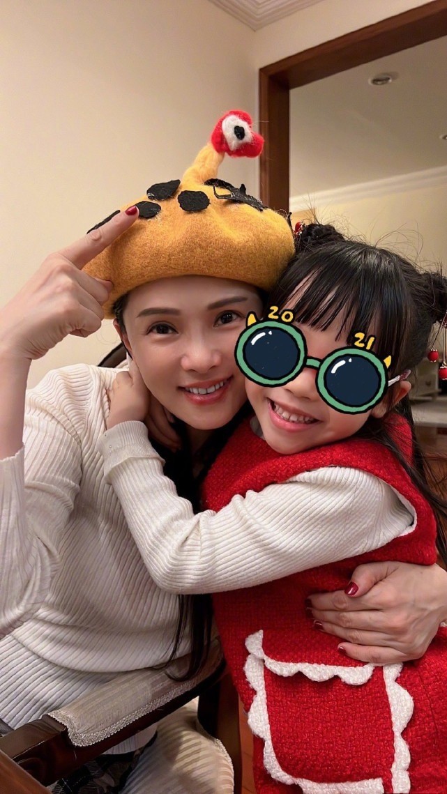 54岁伊能静与女儿合唱，5岁米粒越长越像妈妈，母女卖萌超有爱